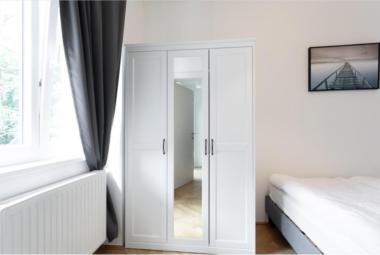 Charmante L Bg8 Vienna